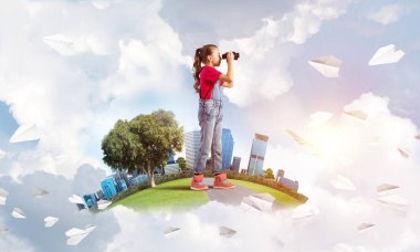 Sevimli kız şehir yüzen ada dürbün içinde seyir üzerinde