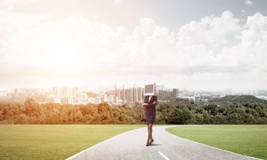 Başı yerine monitörü olan bir iş kadını..