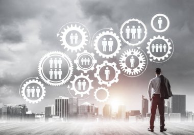 Modern şehir manzarası ve vites bağlantısı fikrine bakan işadamlarının arka planı