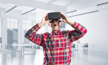 Sanal gerçeklik kulaklık veya 3d gözlük odasında oyun oynama ile genç adam