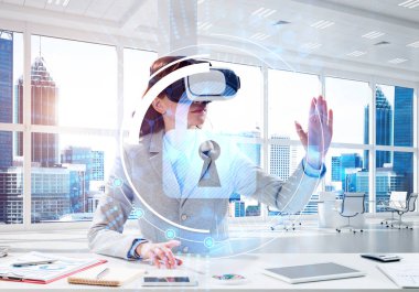 Güzel ve genç iş kadını kıyafetli dijital güvenlik arayüzü office içinde dururken ile sanal gerçeklik kulaklık kullanarak yatay çekim.