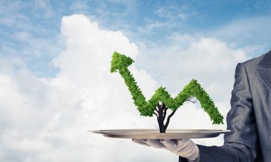 Tepsi üzerinde büyüyen grafik sunan garson el.