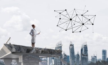 Profesyonel medikal sanayi çalışanı kırık köprü sonunda ayakta ve sosyal ağ yapısını incelerken tablet kullanarak. Tıp endüstrisi kavramı. Arka planda Şehir Manzarası