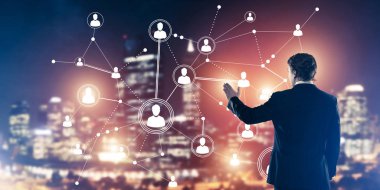 İşadamı gece cityscape sosyal bağlantı medya kavramı ile çalışma karşı arkadan görünüm