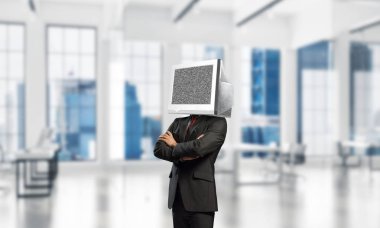 Başı yerine monitörü olan bir iş adamı..