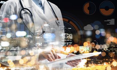 Arka planda parmak ve gece şehir görünümü ve medya arayüzü ile beyaz Tıbbi üniforma dokunmadan tablette emin kadın doktorun çift pozlama, modern tıp endüstrisinin kavramsal görüntü