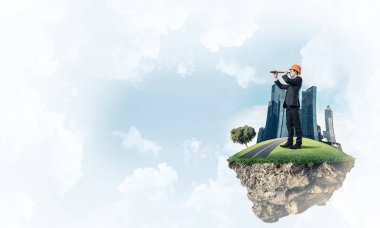 Mühendis adam mavi gök yeşil yüzen ada üzerinde ayakta