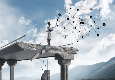 Kavramsal görüntü tamirhane ve sosyal medya ağ yapısı ile interracting ucunda beyaz üniforma ayakta kendine güvenen kadın doktor. Tıp sektöründe kavramı. Manzaralı arka plan üzerinde