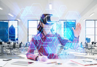 Parlak binanın içinde otururken medya arayüzü ile sanal gerçeklik kulaklık kullanarak damalı gömlek genç kadın yatay çekim. Eğitim süreci için Vr teknolojileri