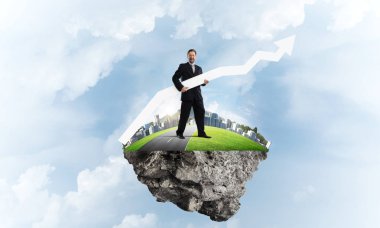 Takım elbiseli genç işadamı, elinde kocaman beyaz bir pankartıyla uçan adada duruyor. Arka planda bulutlu bir gökyüzü manzarası var.