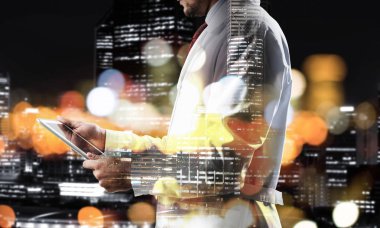 Çift kat pozlama bir beyaz steril emin doktor ve gece modern cityscape arka plan üzerinde göster. Modern tıp sektöründe kavramı