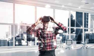 Sanal gerçeklik kulaklık veya bağlantı arka plan üzerinde 3d gözlük ile genç adam. Karışık teknik