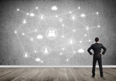 Arkadan görünüşü çizilmiş sosyal bağlantı kavramı ile duvara bakarak işadamı