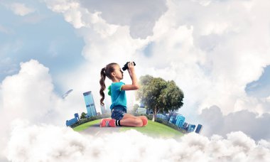 Sevimli kız şehir yüzen ada dürbün içinde seyir üzerinde