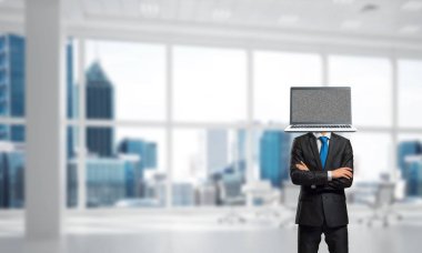 Kafa yerine laptop ile işadamı.