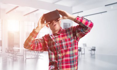 Sanal gerçeklik kulaklık veya 3d gözlük odasında oyun oynama ile genç adam