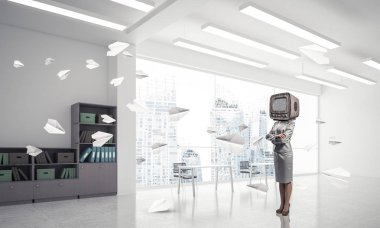 İş kadını baş yerine eski bir Tv ile.