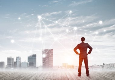 İşadamı arkasını kolluyor ve ağ çizimi kavramına bakıyor