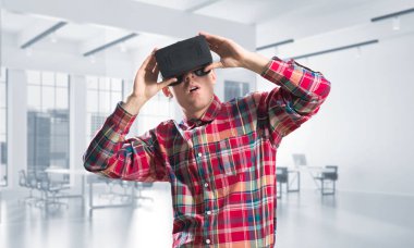 Sanal gerçeklik kulaklık veya 3d gözlük odasında oyun oynama ile genç adam