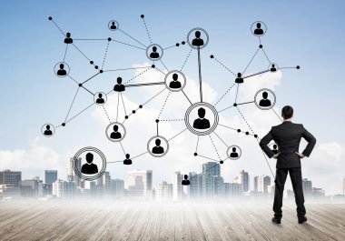 Modern şehir manzarası ve bağlantı konseptine bakan işadamlarının arka planı