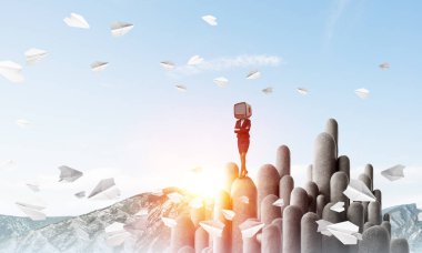 İş kadını baş yerine eski bir Tv ile.