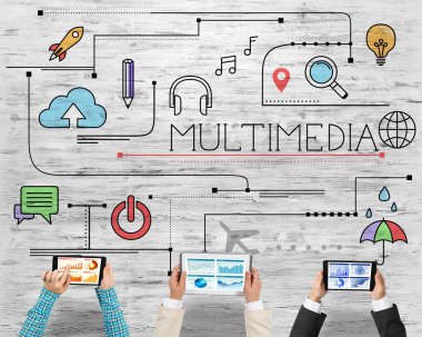 Masada oturan ve alet kullanan iş adamlarının en iyi görüntüsü.