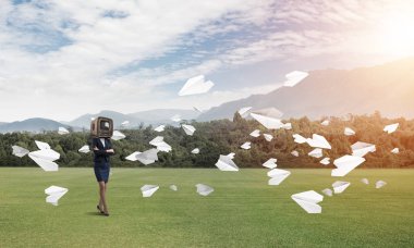 İş kadını baş yerine eski Tv ile.