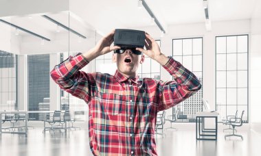 Sanal gerçeklik kulaklık veya 3d gözlük odasında oyun oynama ile genç adam
