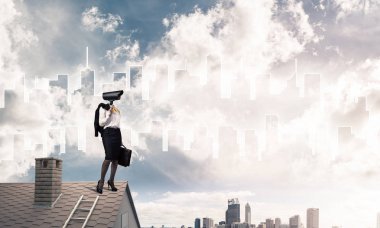 Kamera kafası ile ev güvenlik ve gizlilik koruma kavramı