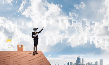 Kamera kafalı kadınla ev güvenliği ve mahremiyet koruması kavramı