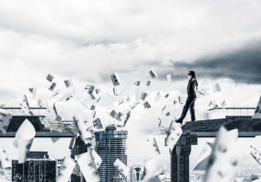 Kağıtları kocaman bir boşluk ile beton köprü üzerinde gizli tehditler ve riskler sembolü olarak uçan arasında blindfolded yürüyüş iş adamı. Cityscape görünümü arka plan üzerinde. 3D render.