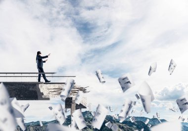 Kağıtları kocaman bir boşluk ile beton köprü üzerinde gizli tehditler ve riskler sembolü olarak uçan arasında blindfolded yürüyüş iş adamı. Hava ve doğa arka planda görüntüleyin. 3D render.