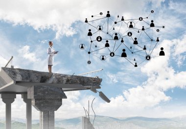 Kavramsal görüntü tamirhane ve sosyal medya ağ yapısı ile interracting ucunda beyaz üniforma ayakta kendine güvenen kadın doktor. Tıp sektöründe kavramı. Manzaralı arka plan üzerinde