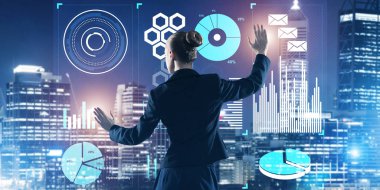 Sanal panel ve gece şehir vasıl geçmiş çalışma iş kadını arkadan görünüm