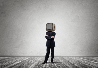 İşadamı kafa yerine eski bir Tv ile.