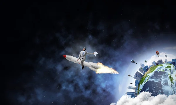 年轻商人的概念形象在火箭与行星地球和开放空间的背景下飞行 这个形象的元素是由美国宇航局提供的 — 图库照片