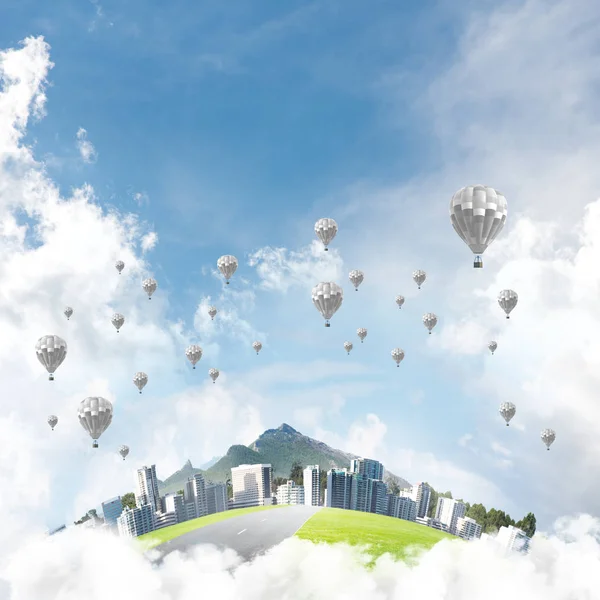 Conceito de vida eco-verde como centro de negócios elegante em nuvens brancas — Fotografia de Stock