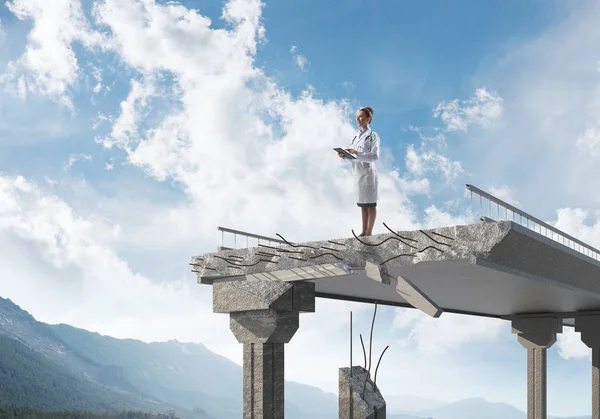 Imagen Conceptual Mujer Doctora Traje Blanco Estéril Pie Borde Del — Foto de Stock