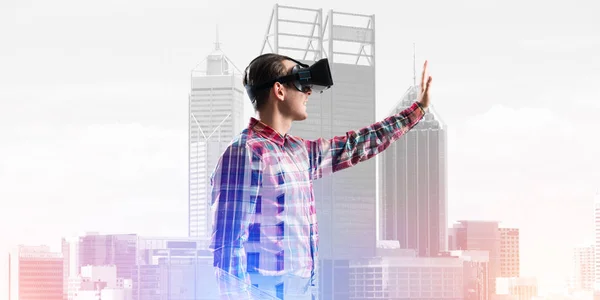 Jovem Com Fone Ouvido Realidade Virtual Óculos Sobre Fundo Cityscape — Fotografia de Stock