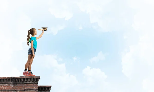 Симпатичная Счастливая Девочка Вершине Здания Играет Моделью Ретро Самолета — стоковое фото