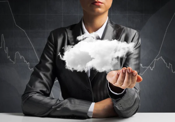 Närbild Affärskvinna Passar Presenterar White Cloud Hennes Handflata Med Business — Stockfoto