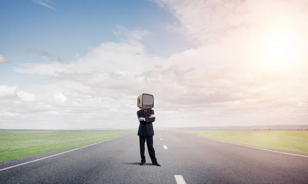 Empresario con TV vieja en lugar de cabeza . — Foto de Stock