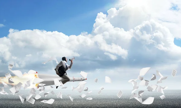 Imagen Conceptual Del Joven Hombre Negocios Traje Volando Sobre Cohete — Foto de Stock