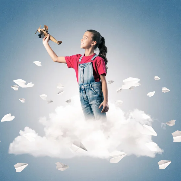 Nettes Mädchen Auf Wolke Und Papierflieger Fliegen Herum — Stockfoto