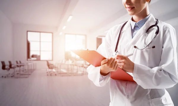 Gros Plan Une Femme Médecin Confiante Uniforme Médical Blanc Prenant — Photo