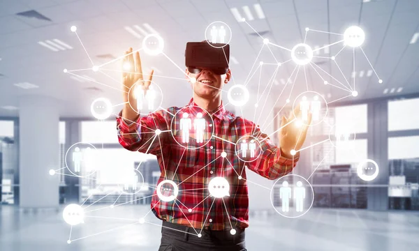 Jonge Man Met Virtual Reality Headset Bril Sociale Verbinding Achtergrond — Stockfoto