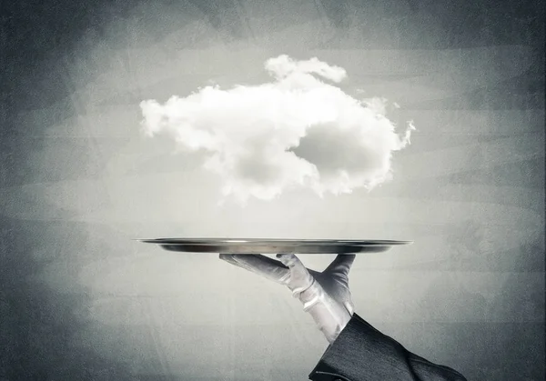 트레이에 구름을 제시 웨이트리스의 손. — 스톡 사진