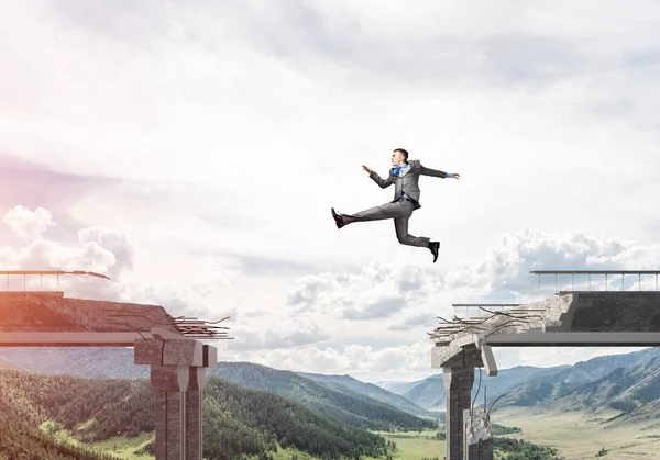 Empresario Saltando Sobre Una Enorme Brecha Puente Hormigón Como Símbolo — Foto de Stock