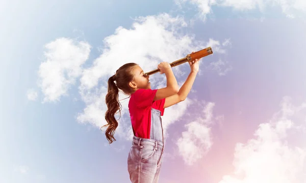 未来を夢見ている空背景に対してオーバー オールでかわいい女の子 — ストック写真