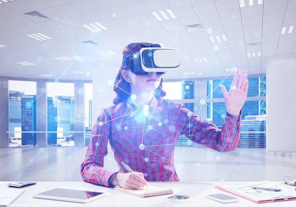 Horizontale Schot Van Jonge Vrouw Geruite Overhemd Met Virtual Reality — Stockfoto